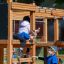 Bambini che giocano sull'area giochi Romping Center Nature.