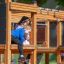 Bambini che giocano sull'area giochi Romping Center Nature
