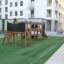 Set da parco giochi Romping Center Nature in una zona residenziale con erba artificiale.