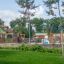 Bambini che giocano nel parco giochi Romping Center Nature.
