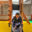 Bambino che scivola sullo scivolo dell'area giochi Gorilla Nature