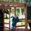 Bambini che giocano sulla struttura da arrampicata in legno Gorilla Nature.