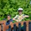 Bambini che giocano sulle attrezzature da gioco Challenger Nature.