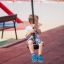 Bambino che usa Medium Cableway al parco giochi.