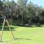 Medium Cableway per parchi giochi in un parco con supporti in legno e metallo.