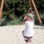Bambino che si diverte con Medium Cableway in un parco giochi in una giornata di sole.
