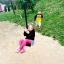 Bambini che giocano sulle attrezzature da gioco Medium Cableway.
