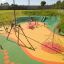 Bambini che giocano sul Medium Cableway in un parco giochi colorato.