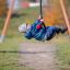Bambino che cavalca su un'attrezzatura da gioco Medium Cableway in un parco.