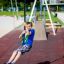 Bambino che si diverte con l'attrezzatura da parco giochi Silver Cableway.
