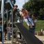 Bambini che giocano sulle attrezzature da gioco Silver Cableway in un parco giochi all'aperto.