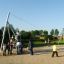Bambini che giocano sulla Silver Cableway zip line in un parco giochi all'aperto.