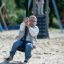 Attrezzatura da parco giochi Silver Cableway con bambino che scivola sul sedile della zip line