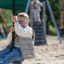 Zip line da parco giochi Silver Cableway con bambino che scivola in un parco all'aperto
