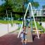 Bambini che giocano su Silver Cableway in un parco.