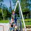 Due ragazzi che giocano su Silver Cableway in un parco giochi.