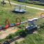 Double Seesaw in un parco giochi con maniglie rosse e sedili neri