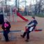 Bambini che giocano su Double Seesaw in un parco giochi.