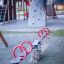 Double Seesaw in un parco giochi con struttura da arrampicata sullo sfondo