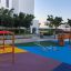 Double Seesaw in un parco giochi colorato.