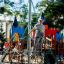 Bambino che scala il Powerclimber climbing net in un parco giochi.