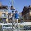 Bambini che si arrampicano su un Powerclimber climbing net in un parco giochi.