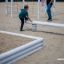 Bambini che giocano su attrezzature da parco giochi Sandbox in un parco.