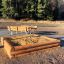 Sandbox in legno in un parco con panchine.