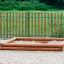 Sandbox in legno in un parco giochi.