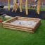Sandbox in legno nell'area giochi.
