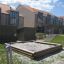 Sandbox in legno in un'area residenziale