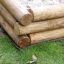 Angolo del telaio in legno di Sandbox su un campo erboso.