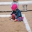 Bambini che giocano in Sandbox nel parco giochi.