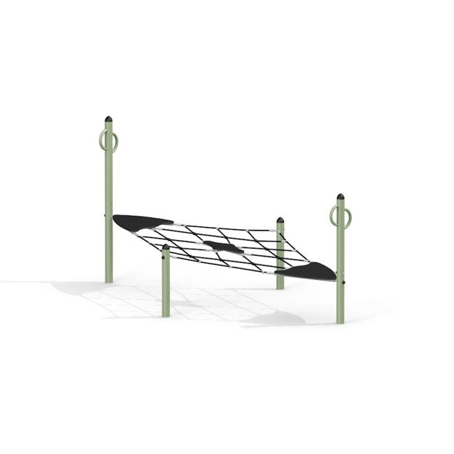 Struttura da arrampicata per parco giochi Rhombus Net con pali verdi e rete da arrampicata nera.