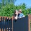 Madre e bambino su una struttura Square Play Nature in un parco.
