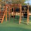 Attrezzatura da parco giochi all'aperto Square Play Nature con strutture in legno ed elementi per arrampicarsi.