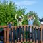 Bambini che giocano sul ponte del parco giochi Square Play Nature.