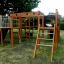 Struttura da parco giochi Square Play Nature con scale e scivolo in un cortile residenziale.