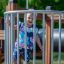 Attrezzatura da gioco Square Play Nature con un bambino piccolo che si diverte nell'area giochi.