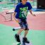 Ragazzo che gioca sull'attrezzatura da gioco Surf Board