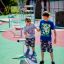 Bambini che giocano su un'attrezzatura da gioco Surf Board.