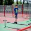 Ragazzo in equilibrio su Surf Board al parco giochi.