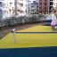Bambino in equilibrio sull'attrezzatura da gioco Surf Board.