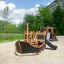 Nave da parco giochi in legno Small Ship Nature con scivolo in un'area giochi sabbiosa.