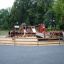 Struttura per parco giochi Small Ship Nature con scivoli ed elementi di arrampicata in un contesto di parco