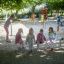 Bambini che giocano sull'attrezzatura da parco giochi Bridge in un parco.
