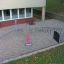 Attrezzatura da parco giochi per bambini chiamata Bridge installata in un'area sabbiosa.