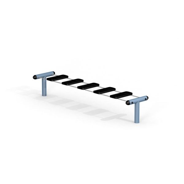 Attrezzatura da parco giochi per bambini, modello Bridge con gradini neri e barre di supporto blu.
