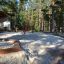 Sandbox with bark in un'area giochi boschiva'