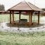 Rifugio da parco giochi Firehouse con panchine in legno in un giardino innevato.